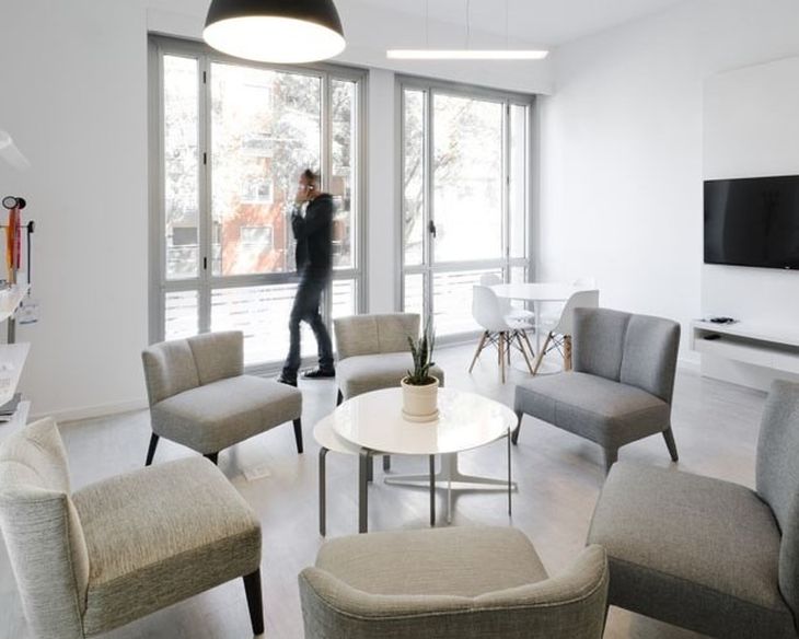 Aunque los edificios se modernizan, la ocupación diaria permanece limitada y la presencialidad total deja de ser la norma Aunque los edificios se modernizan, la ocupación diaria permanece limitada y la presencialidad total deja de ser la norma