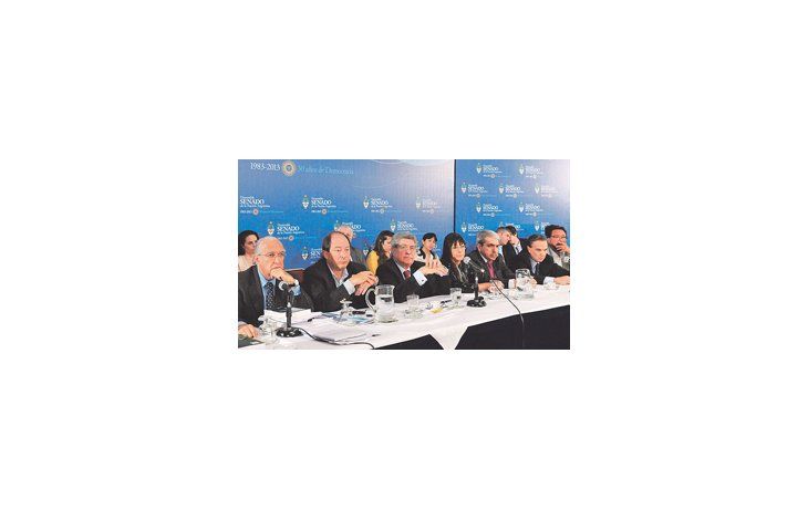 ámbito.com | Ricardo Gil Lavedra, Ernesto Sanz, Marcelo Fuentes, Diana Conti, Aníbal Fernández y Miguel Pichetto, juntos en la Bicameral del Código Civil sólo para la foto ya que no hubo acuerdo alguno sobre el proyecto.