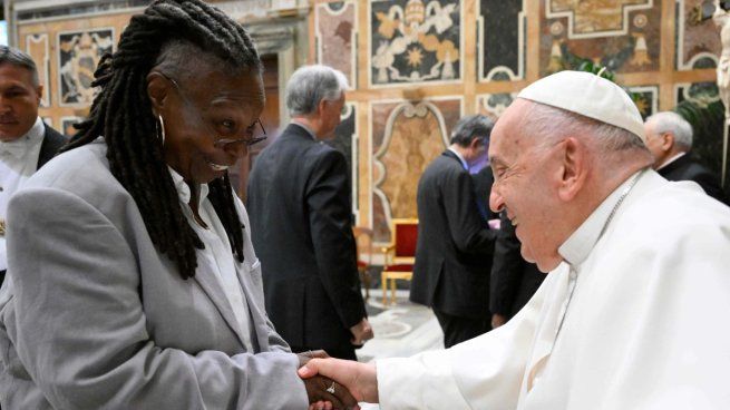 Whoopi Goldberg junto al papa Francisco.