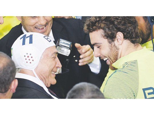 En otra sintonía. Ajeno a la jornada de ayer en el Senado de Brasil, que se dispone a votar la remoción de Dilma Rousseff, el presidente por ahora interino, Michel Temer, recibió al equipo olímpico de waterpolo.