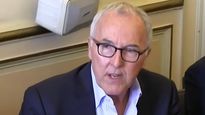 Frank McCourt impulsó su fortuna con los Dodgers, expandió su imperio en Europa con el Olympique de Marseille y fundó McCourt Global para diversificar sus negocios.