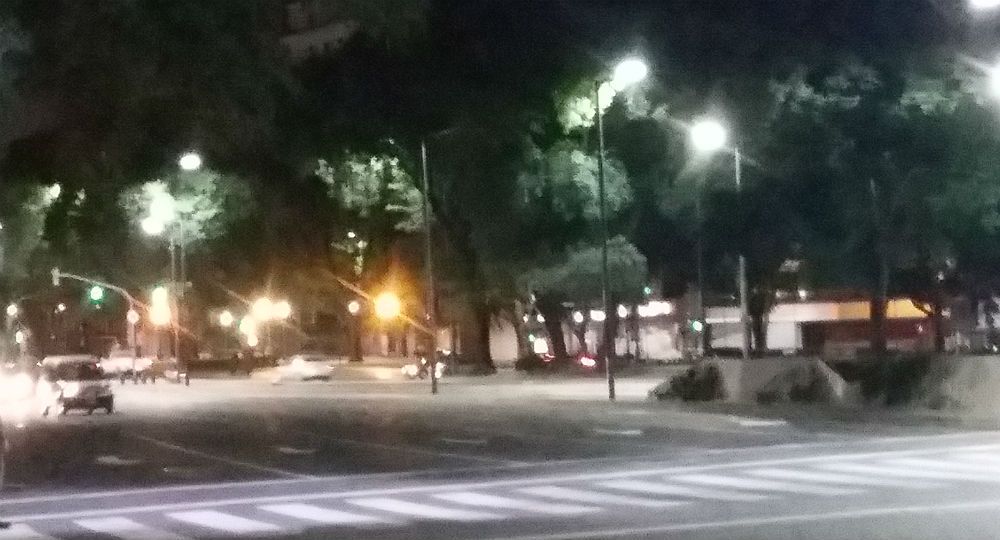 PARTICULARES. El paisaje habitual de la 9 de Julio se ve enrarecido por la falta de coletivos, y la presencia solamente de algunos autos particulares.