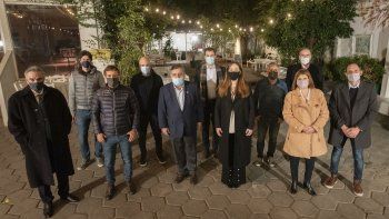 Frío. Abrigados y con barbijo se reunieron ayer los integrantes de la mesa de Juntos por el Cambio.&nbsp;