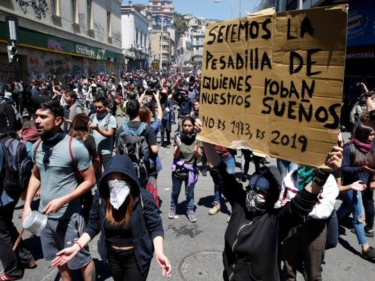 En un hecho llamativo, ni el estado de excepción, ni el toque de queda ni la detención de cientos de manifestantes logra frenar la ola de protestas y los disturbios en Chile.