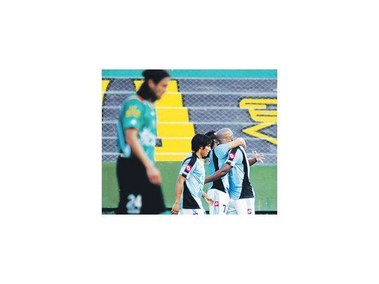 El abrazo entre Ribair Rodríguez y el autor de los dos goles César «Picante» Pereyra. Belgrano obtuvo un gran triunfo y agudizó la crisis de Banfield.