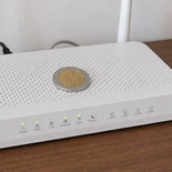 Por qué es una pésima idea colocar una moneda encima del módem WiFi. Por qué es una pésima idea colocar una moneda encima del módem WiFi.