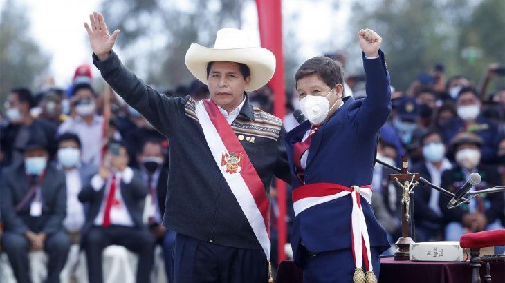 El presidente de Perú, Pedro Castillo, y su cuestionado primer ministro, Guido Bellido.