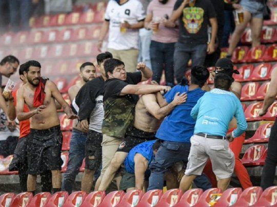 La pelea de los barras de Querétaro les costó cara al club y a los hinchas que no podrán ir a ver al equipo hasta fin de año.