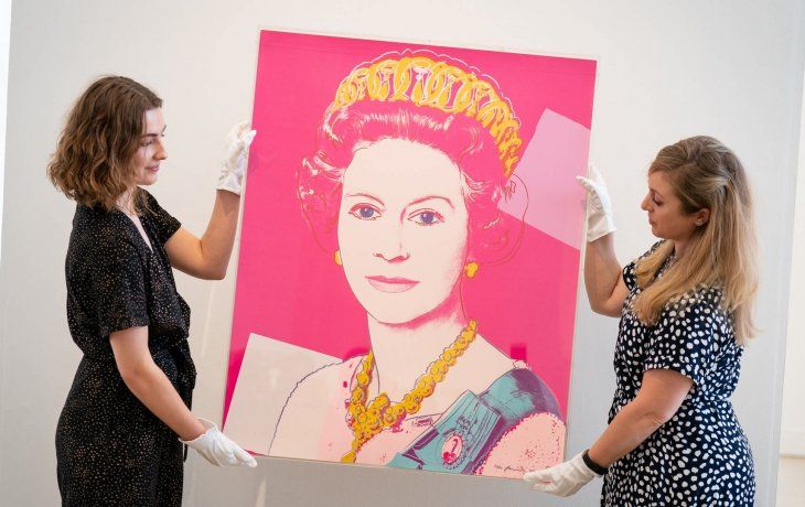 Salen a subasta dos serigrafías de la Reina Isabel II realizadas por Andy Warhol