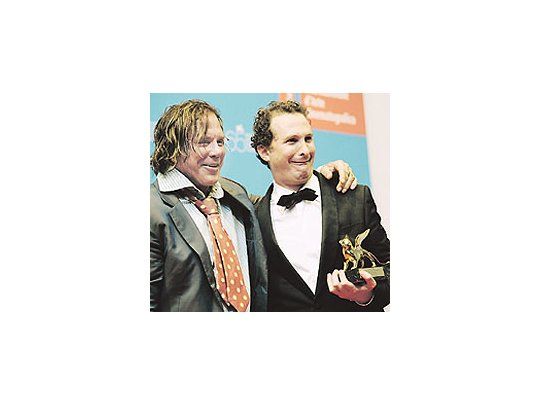 Mickey Rourke, después de varios años de oscuridadpersonal y profesional, fue figura en Venecia. A su ladoel director Arofnosky: «El luchador» ganó el León de Oro.