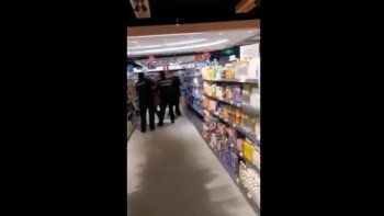 coronavirus: detienen a una mujer por negarse a usar barbijo en un supermercado