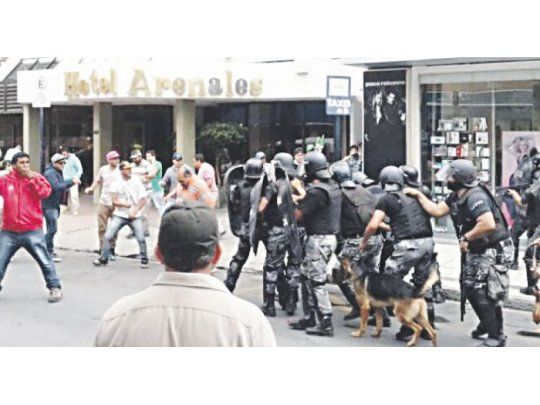 incidentes. El reclamo de los estatales del pago de un bono, que se anunció finalmente ayer, derivó en incidentes el pasado martes en una protesta de ATE en la capital catamarqueña.