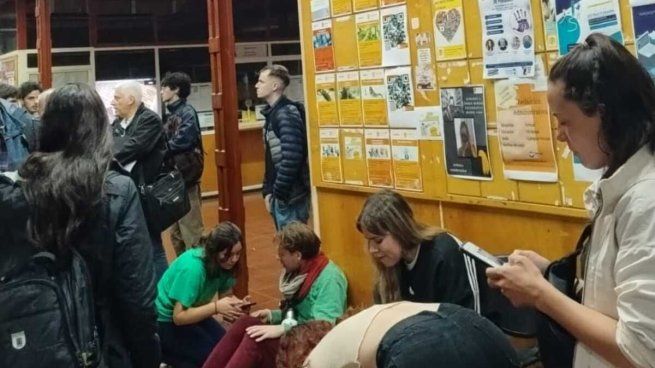 Los agresores ingresaron durante la asamblea de estudiantes y rociaron gas pimienta contra los presentes.&nbsp;