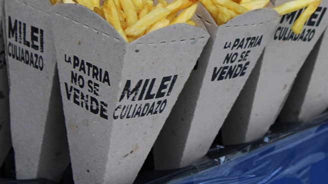 Cordobeses opositores reciben a Milei con un papafritazo. 