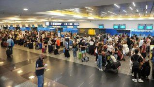 Decenas de vuelos demorados por alta demanda. Decenas de vuelos demorados por alta demanda.