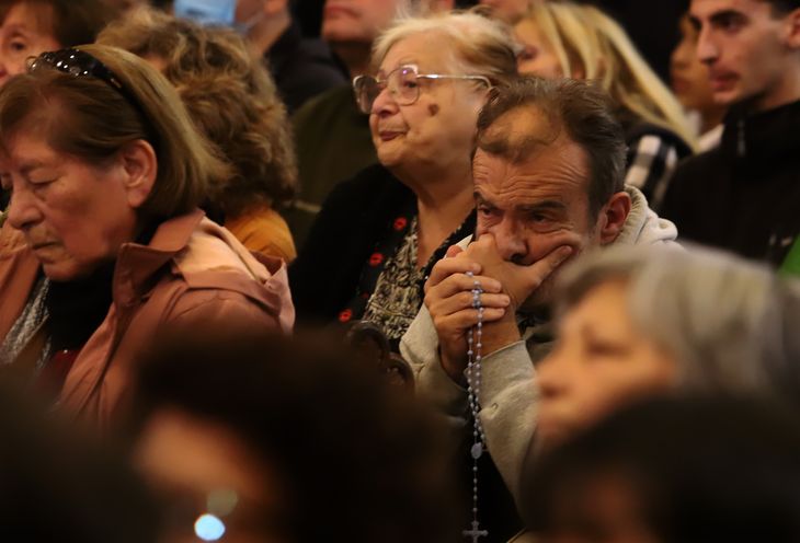 Emoción en el rostro de un fiel que asistió a la misa en homenaje al Papa Francisco, en la catedral de la ciudad de Buenos Aires. Emoción en el rostro de un fiel que asistió a la misa en homenaje al Papa Francisco, en la catedral de la ciudad de Buenos Aires.