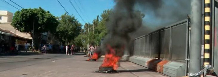 Protestas y reclamos en la fábrica de FATE en Virreyes. Protestas y reclamos en la fábrica de FATE en Virreyes.