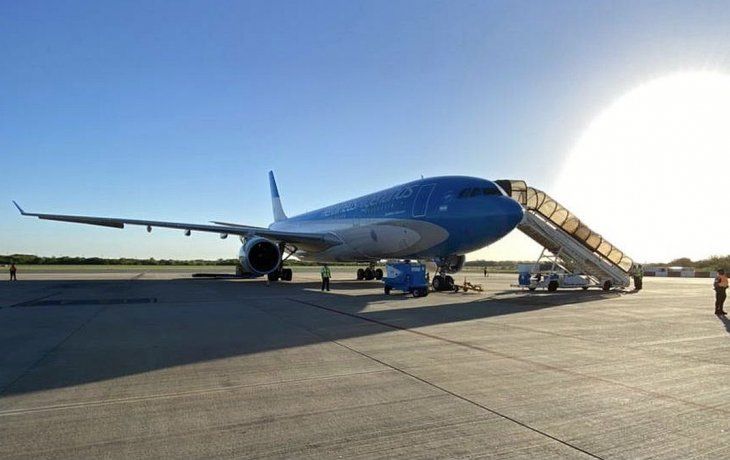 el vuelo de aerolineas argentinas regresa de rusia con las 220 mil dosis de la vacuna