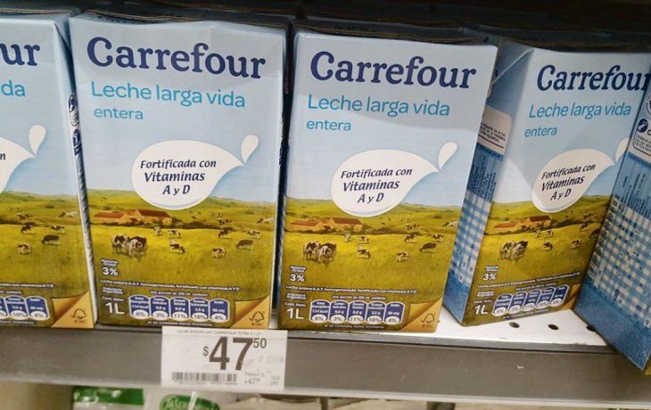 Góndolas. En los supermercados de la cadena Carrefour comenzaron ayer a exponer los nuevos “Precios Corajudos”. Anoche todavía no había buena señalización de los mismos. Al compararlos con los artículos del listado del Gobierno, los valores son muy similares.