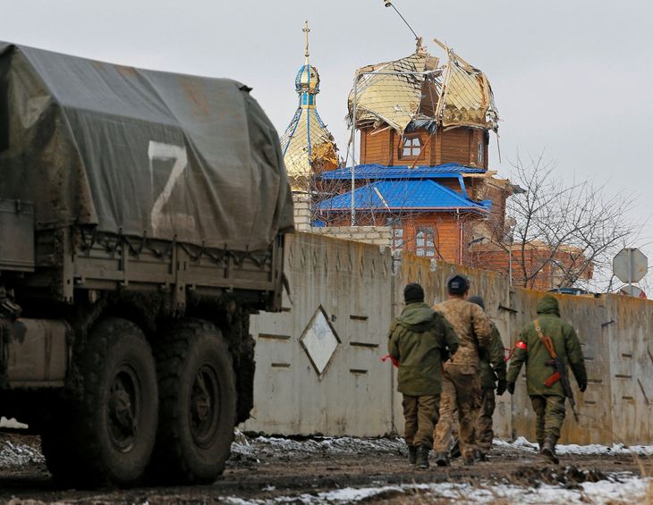 Una tropa de soldados rusos patrulla Donetsk.
