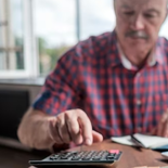 El gobierno estima que un 30% de los trabajadores podría jubilarse a los 60 años. El gobierno estima que un 30% de los trabajadores podría jubilarse a los 60 años.