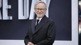 La nueva película combina ciencia ficción, thriller político y teorías sobre ovnis en una historia atravesada por conspiraciones, fe y el poder de los medios de comunicación. La nueva película combina ciencia ficción, thriller político y teorías sobre ovnis en una historia atravesada por conspiraciones, fe y el poder de los medios de comunicación.