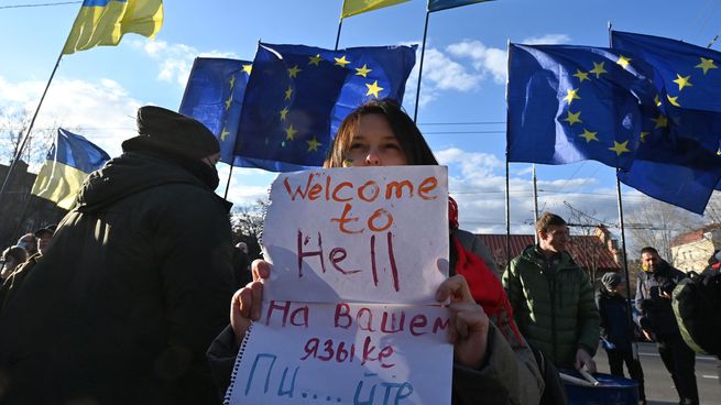 El martes, los habitantes de Kiev salieron a las calles en una protesta contra la ocupación rusa.