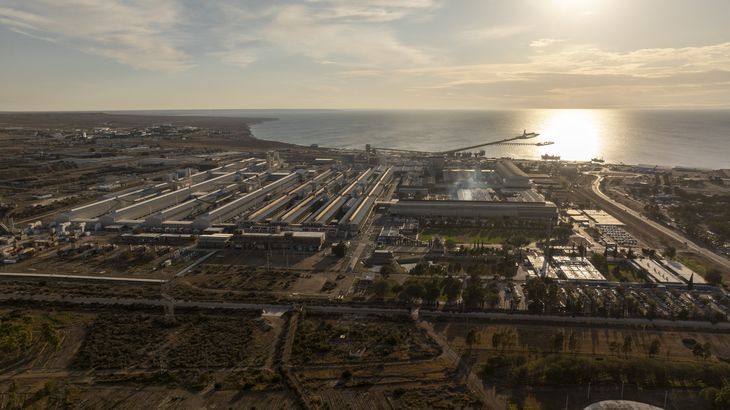 Para dimensionar lo que demanda la planta de aluminio, que debe contar con suministro permanente 24x7 porque una interrupción de más de 6 horas dañaría de forma absoluta sus equipos, si fuera una provincia Aluar sería la cuarta en consumo de energía, solo por detrás de Buenos Aires, Córdoba y Santa Fe. Para dimensionar lo que demanda la planta de aluminio, que debe contar con suministro permanente 24x7 porque una interrupción de más de 6 horas dañaría de forma absoluta sus equipos, si fuera una provincia Aluar sería la cuarta en consumo de energía, solo por detrás de Buenos Aires, Córdoba y Santa Fe.