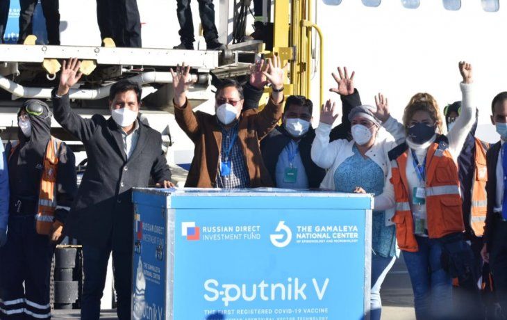 El presidente de Bolivia, Luis Arce, celebra la llegada de las primeras 20 mil dosis de Sputnik V a Bolivia.