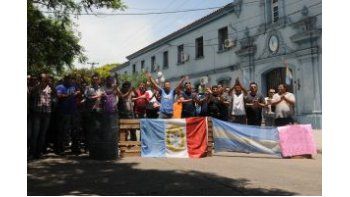 Policias protestan frente a la puerta de la sede de la Unidad Regional I de Policía.