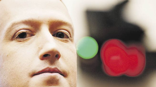 CONTRA LAS CUERDAS. Mark Zuckerberg, CEO de Facebook, salió a refutar las denuncias que indican que la red social es ineficaz y poco activa en la moderación de mensajes de odio en numerosos países.