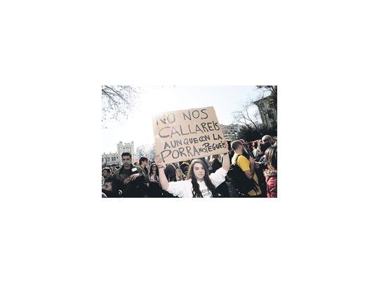 Tras los choques con la Policía del lunes, las manifestaciones fueron más numerosas ayer en Valencia y replicaron en otras ciudades. Mariano Rajoy, sometido a protestas a dos meses de haber asumido, pidió mesura.