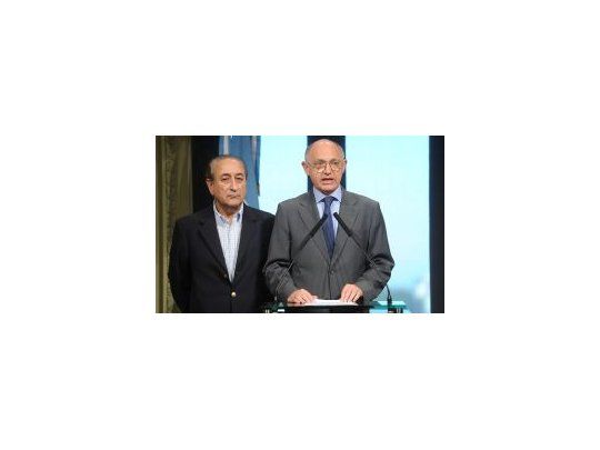 El canciller Héctor Timerman, junto al ministro de Defensa, Arturo Puricelli, leyó el comunicado que indica que, por orden de la Presidente, se dispuso la evacuación de la Fragata Libertad.