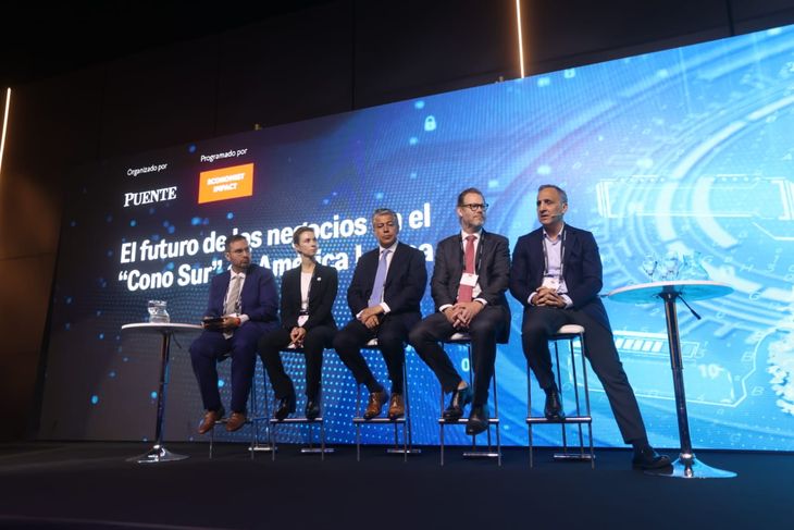 Uruguay fue destacado como un producto de energías renovables en la región y pionero en atraer inversiones a esta industria. Uruguay fue destacado como un producto de energías renovables en la región y pionero en atraer inversiones a esta industria.