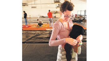 Julieta Ascar dirige la obra de confección del nuevo telón del Colón, realizada a lo largo del año pasado y comienzos del actual.