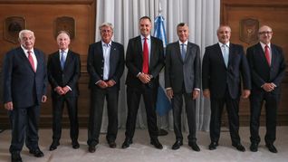 Manuel Adorni junto a los representantes del Grupo de los 6.&nbsp;