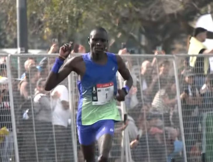 La Maratón de Buenos Aires quedó en manos de un atleta keniata. La Maratón de Buenos Aires quedó en manos de un atleta keniata.