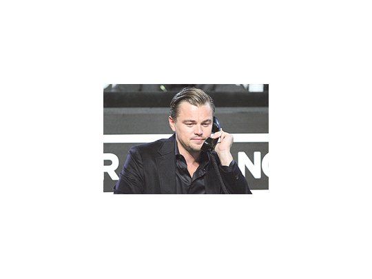 Leonardo DiCaprio fue una de las muchas estrellas de Hollywood que recibía las donaciones telefónicas, mientras otras actuaban o cantaban, durante el maratón televisivo que recaudó 30 millones de dólares.