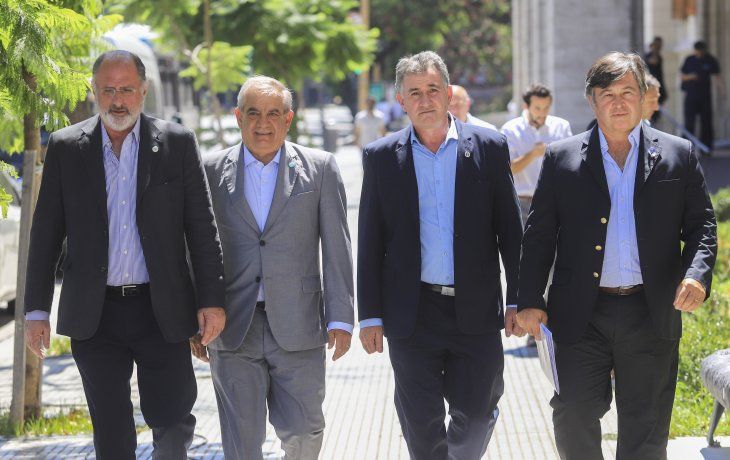 Los dirigentes del agro pertenecientes a la mesa de enlace, Jorge Chemes C.RA. (I), Carlos Iannizzotto CONINAGRO (C I), Carlos Achetoni F.A. (C D) y Daniel Pelegrina S.R.A (D).