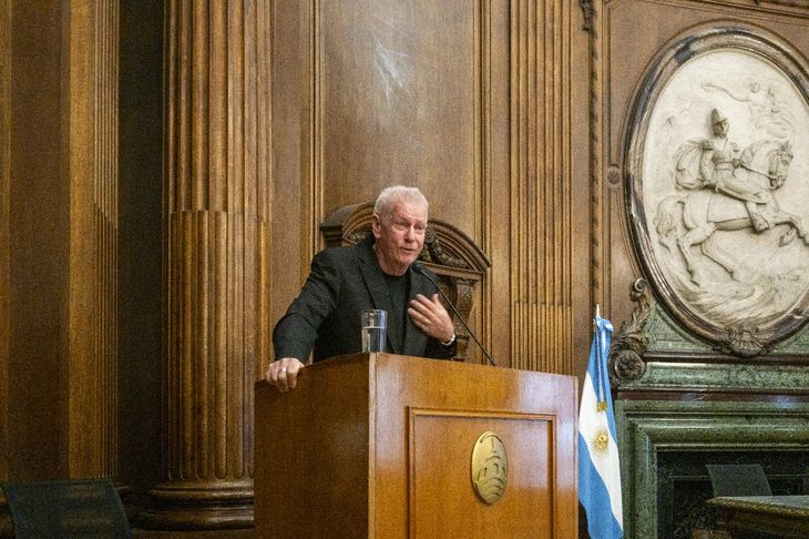 Juan Travnik en la Legislatura porteña, donde fue distinguido como Personalidad Destacada de la Cultura.