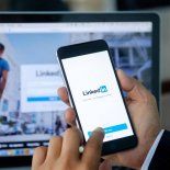 LinkedIn introduce nuevas funciones con inteligencia artificial para mejorar el perfil profesional. LinkedIn introduce nuevas funciones con inteligencia artificial para mejorar el perfil profesional.