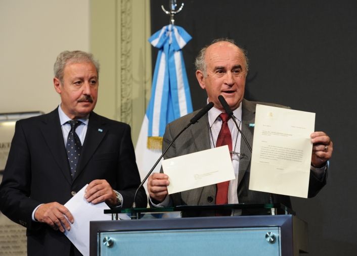 Conferencia de prensa en Casa Gobierno en donde Parrilli y Oliveri dieron explicaciones.