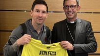 lionel messi recibe una camiseta firmada por el papa francisco