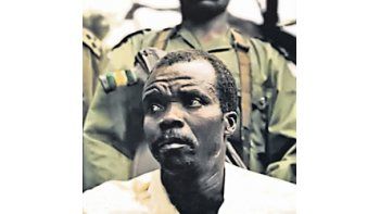 ámbito.com | Joseph Kony lidera un grupo paramilitar que quiere imponer un Gobierno teocrático en Uganda. Su organización lleva secuestrados más de 30.000 niños. Es el criminal más buscado.