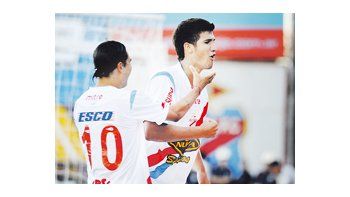 Lisandro López festeja su gol con Luciano Leguizamón, que debió salir lesionado. Con este tanto, el defensor le abrió a Arsenal el camino al triunfo.