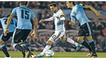 Rodeado. Así marcó Uruguay a Messi, sin dejarle ningún espacio para jugar.  A pesar de eso Lionel se las arregló para generar las únicas situaciones de gol que tuvo Argentina.