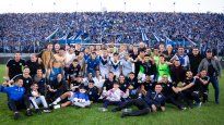 Héroe. En el centro de la foto y del equipo, Lenny Lobato festeja con sus compañeros el pase a la final de la Copa de la Liga de Vélez.&nbsp;