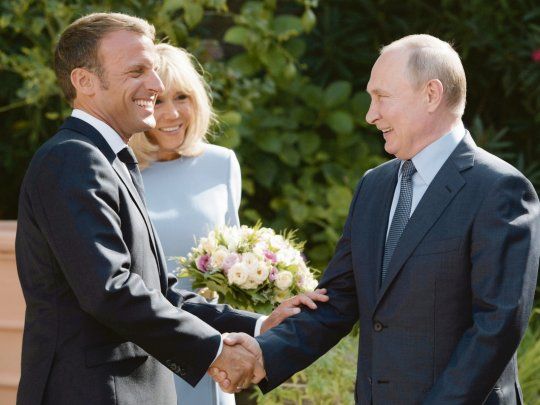 gentiles. Los presidentes francés, Emmanuel Macron, y ruso, Vladímir Putin, se reunieron ayer en el fuerte de Bregançon y acordaron trabajar junto a Alemania y Ucrania para superar la crisis que los enfrentó.