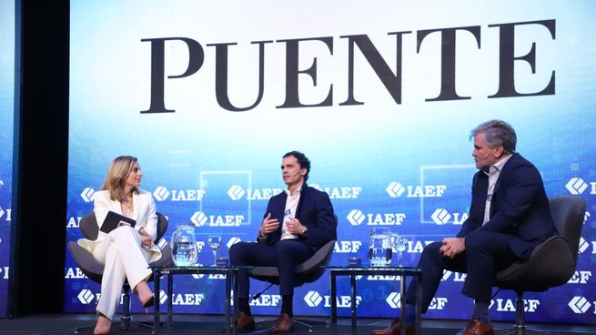 Florencia Donovan (moderadora), Marcelo Iribarne (Sidersa) y Adolfo Zuberbuhler (Pampa) en el panel de inversiones.