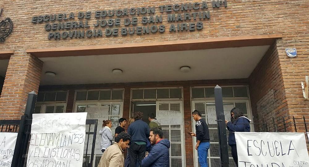 En la escuela Técnica N° 1 de Lomas de Zamora se adhierieron a las medidas en contra del plan oficial.